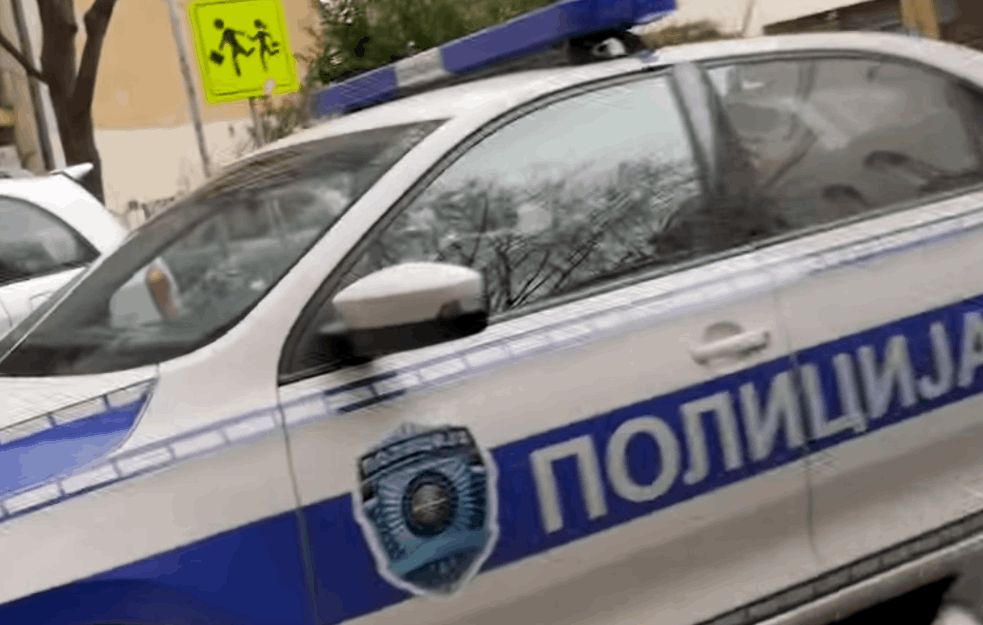AKCIJA POLICIJE NA VOŽDOVCU: Zaustavljen vozač 'Dačije', u autu pronađen NELEGAN PIŠTOLJ sa osam metaka (FOTO) 